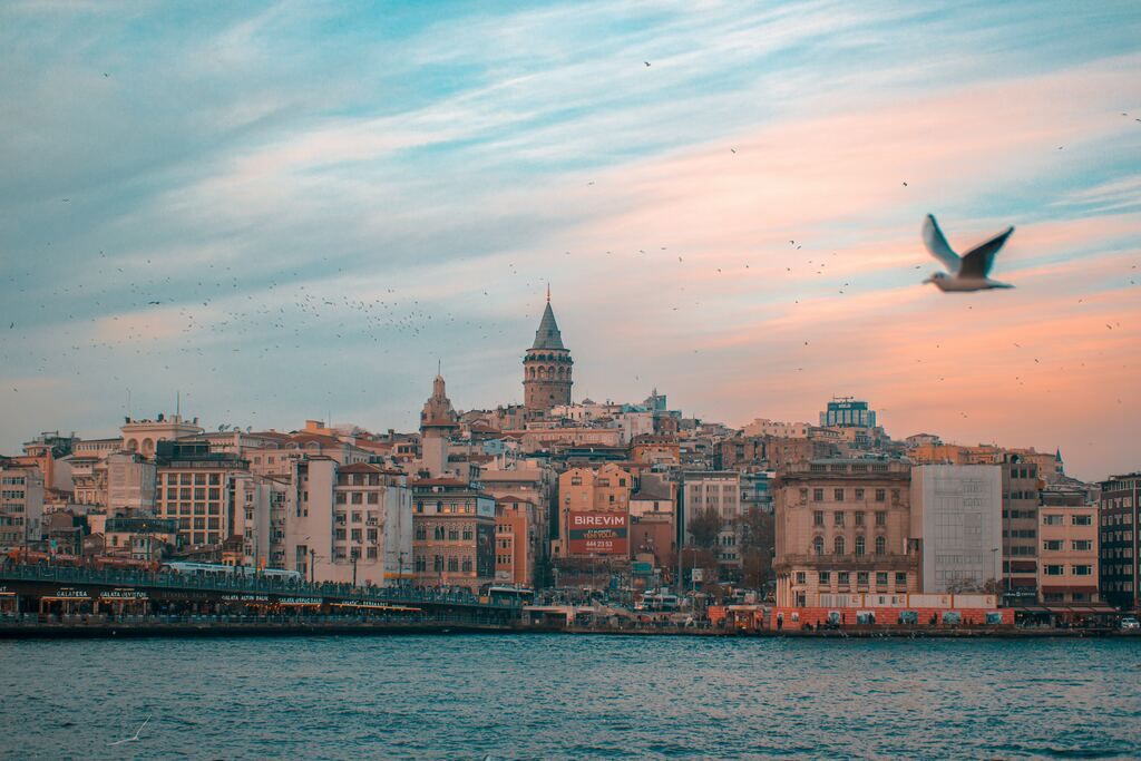 Vue des maisons d'Istanbul depuis le Bosphore au coucher du soleil