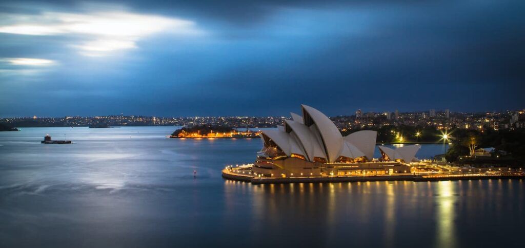 Le célèbre Opera House dans la baie de Sydney vu de nuit