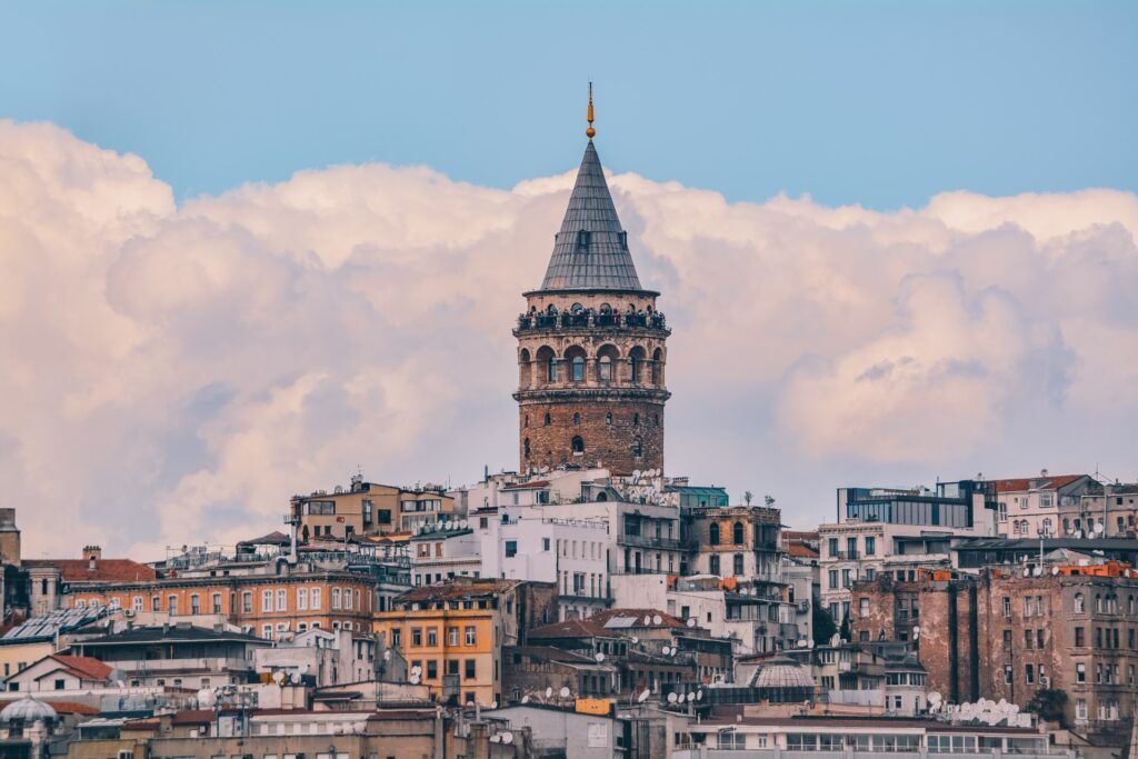La tour de Galata domine Istanbul dans les nuages