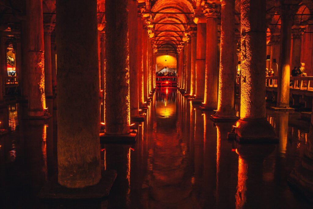 Les colonnes illuminées de la basilique de Citerne 