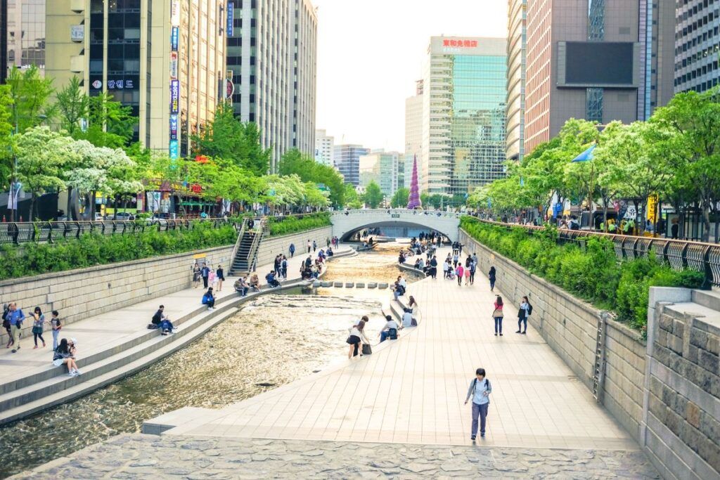 Personnes marchant le long de la rivière Cheonggyecheon à Séoul