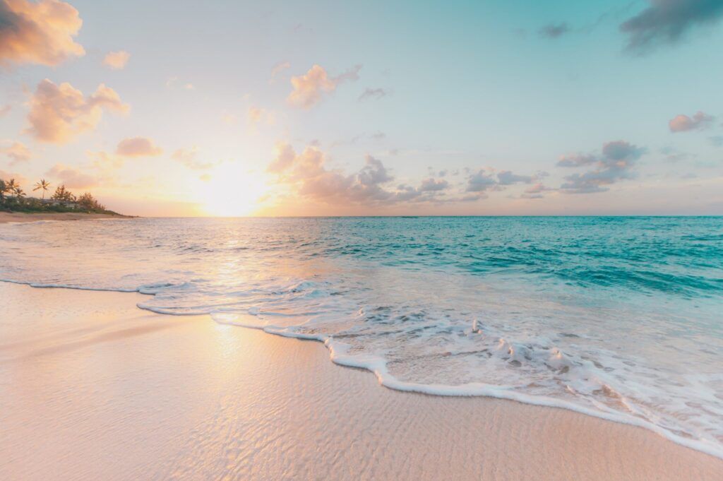 une plage et la mer au coucher du soleil