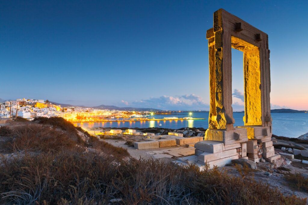 Ruines grecques sur un promontoire au crépuscule