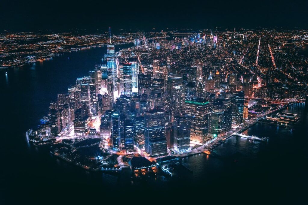 Les gratte-ciel de Manhattan vus d'en haut la nuit