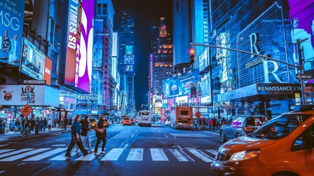 Les écrans lumineux de Times Square la nuit