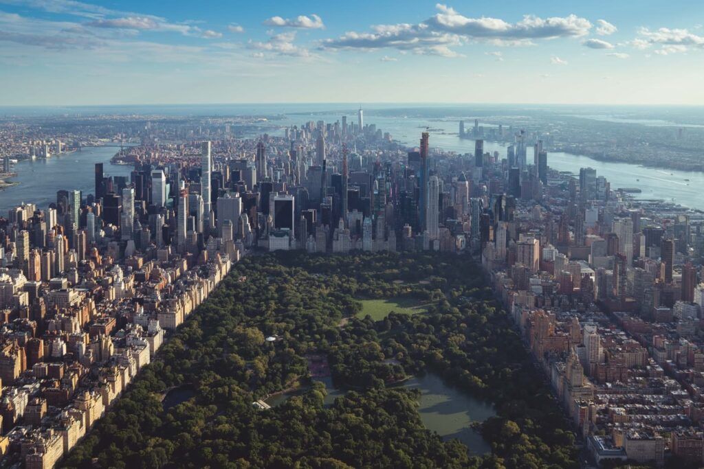 Central Park entouré de gratte-ciel new-yorkais vus d'en haut