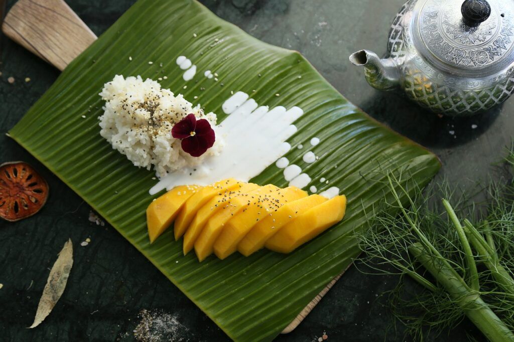 riz gluant à la mangue servi sur une feuille