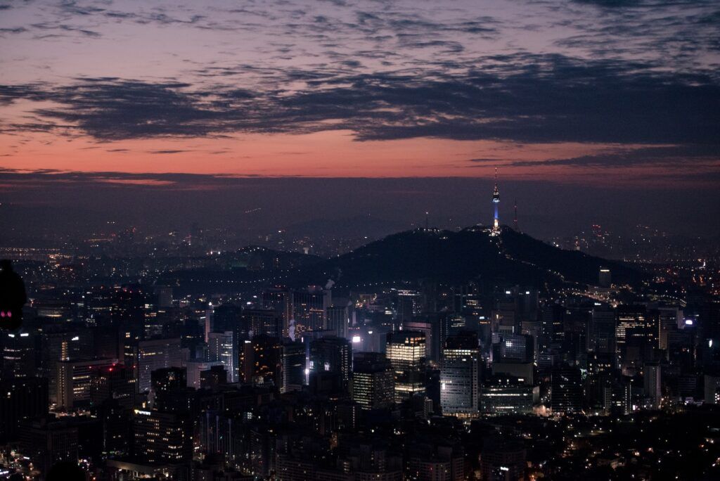Gratte-ciel illuminés et la tour N à Séoul en Corée du Sud