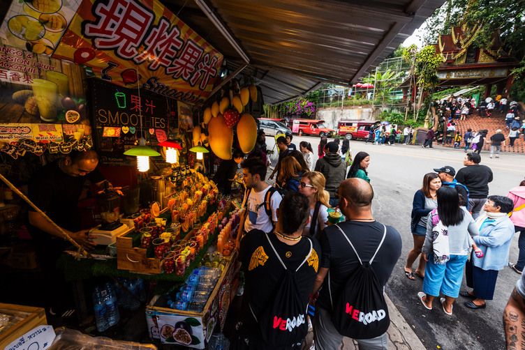 de personnes achètent de la nourriture de rue en Thaïlande