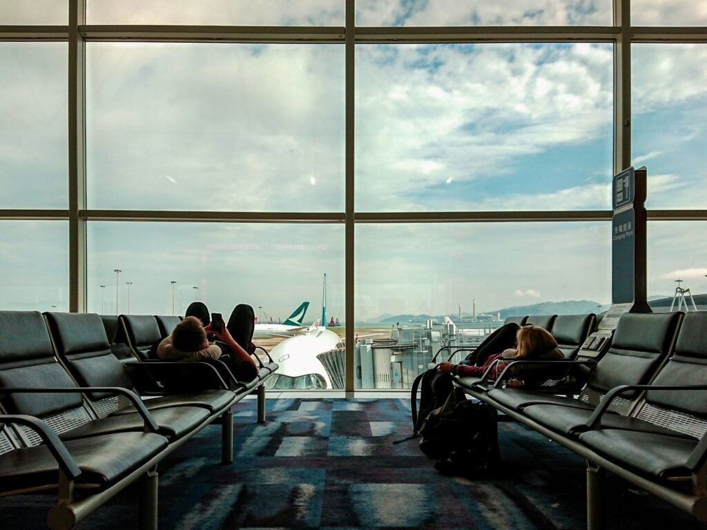 Deux personnes se détendent sur des sièges à l'aéroport