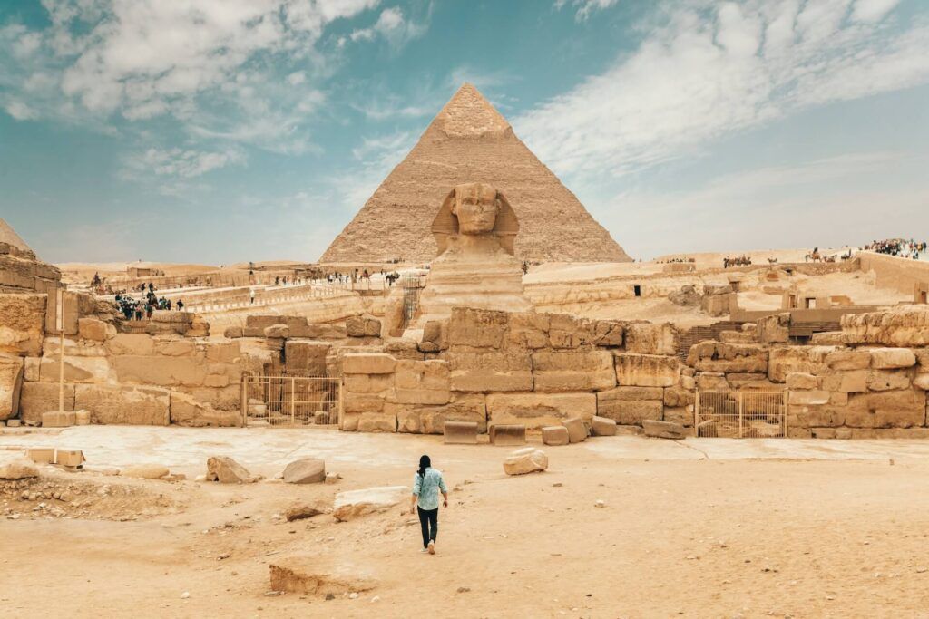Un homme marche vers le Sphinx en Egypte