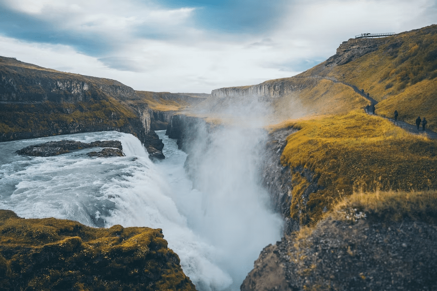 La cascade de Gullfoss avec son grand débit d'eau en Islande