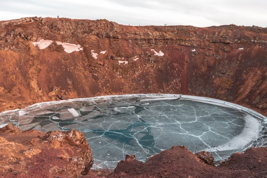 Lac Myvatn entouré de roches rouges en Islande