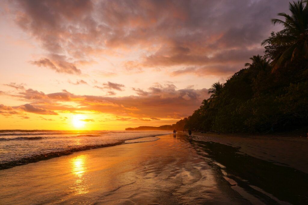 Une plage au coucher du soleil au Costa Rica