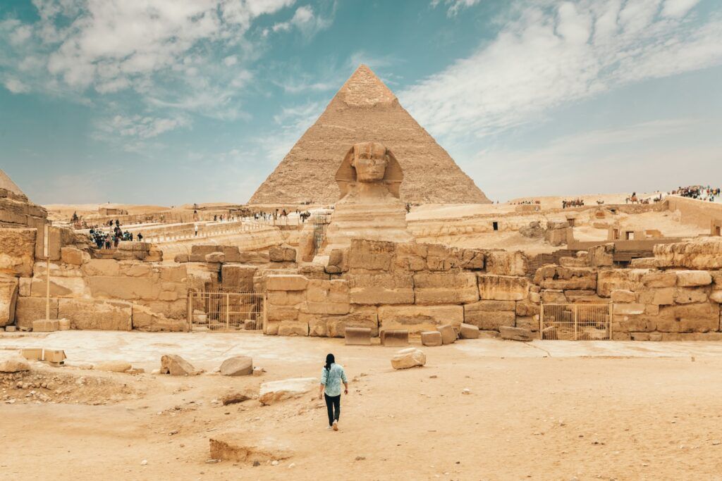 Un homme marche vers le Sphinx