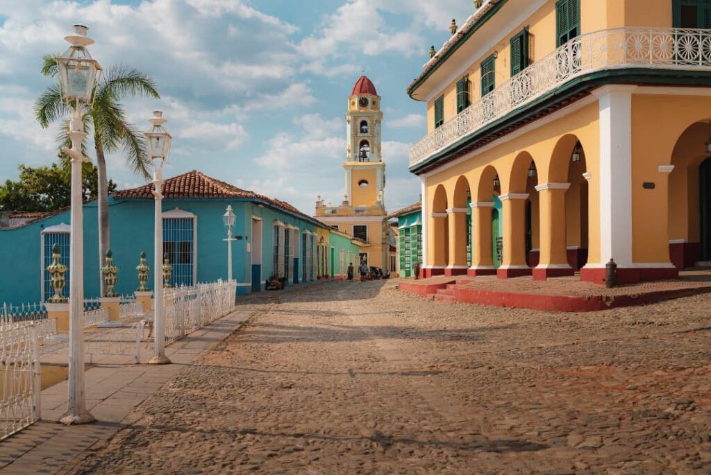 Bâtiments colorés au coucher du soleil à Cuba