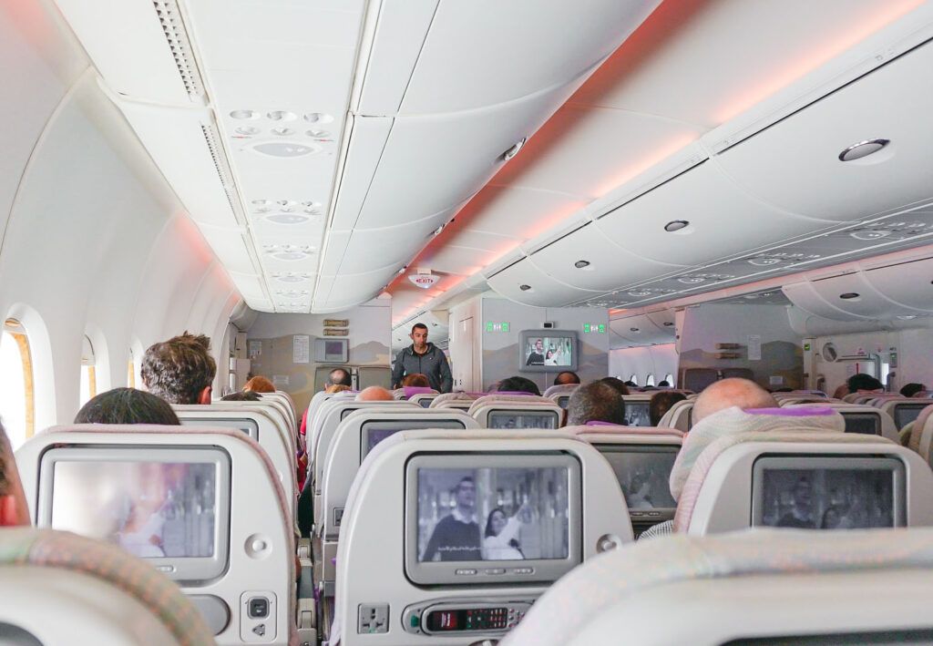 les écrans des sièges d'un avion