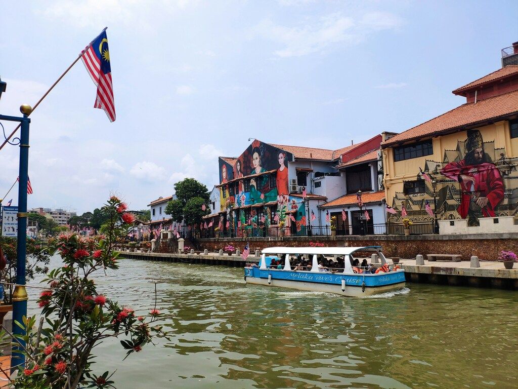 Vue depuis l'eau des fresques de Malacca