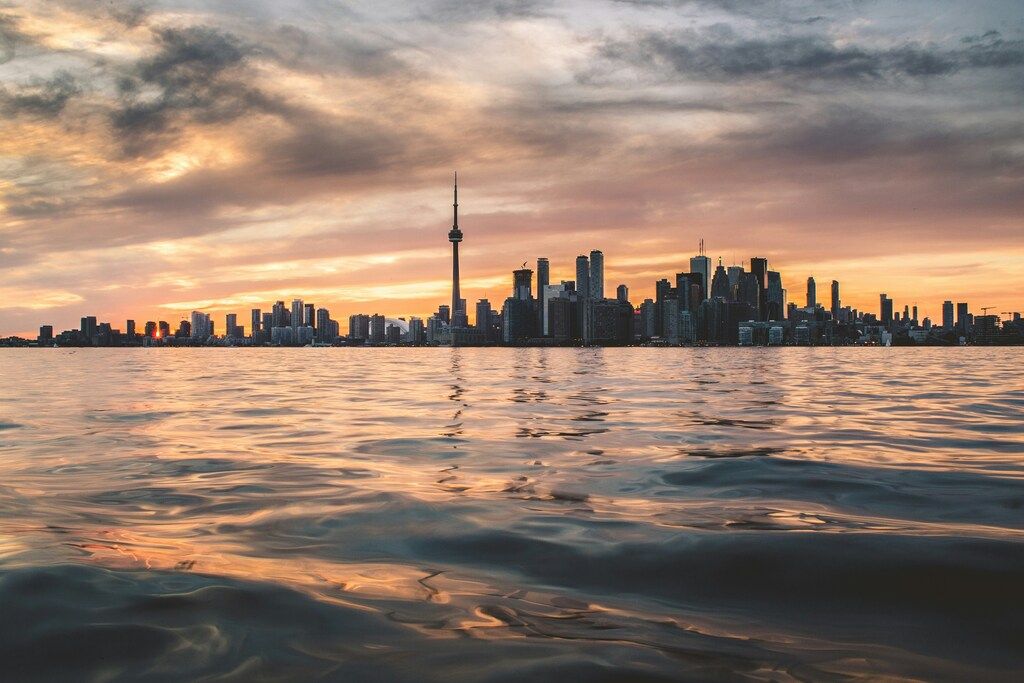 l'horizon de Toronto au coucher du soleil