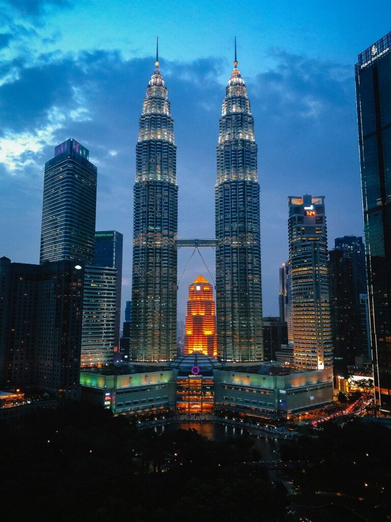 Les tours Petronas mesurent 452 mètres de haut 