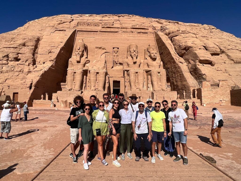 Un groupe de WeRoaders devant le temple d'Abou Simbel.