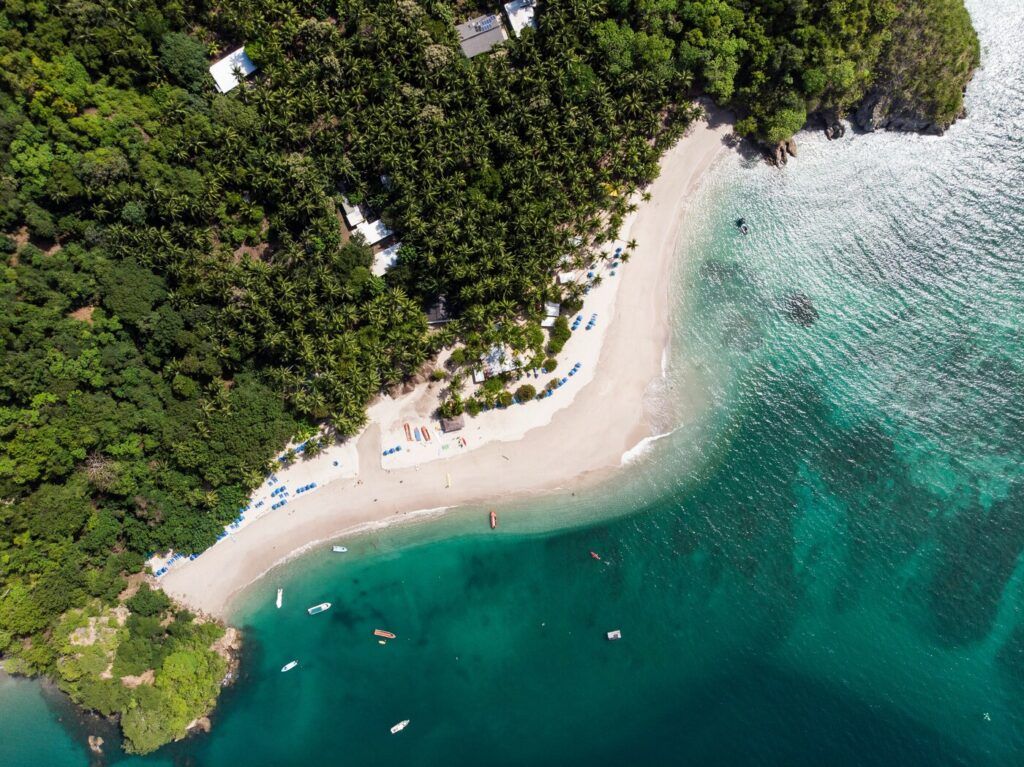 Longue plage au costa rica