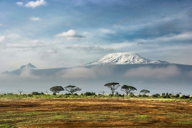 La silhouette majestueuse du Kilimandjaro