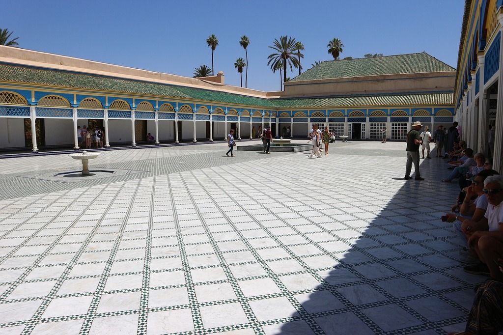 Le palais Bahia à Marrakech, avec sa grande cour ornée de mosaïques et son architecture élégante