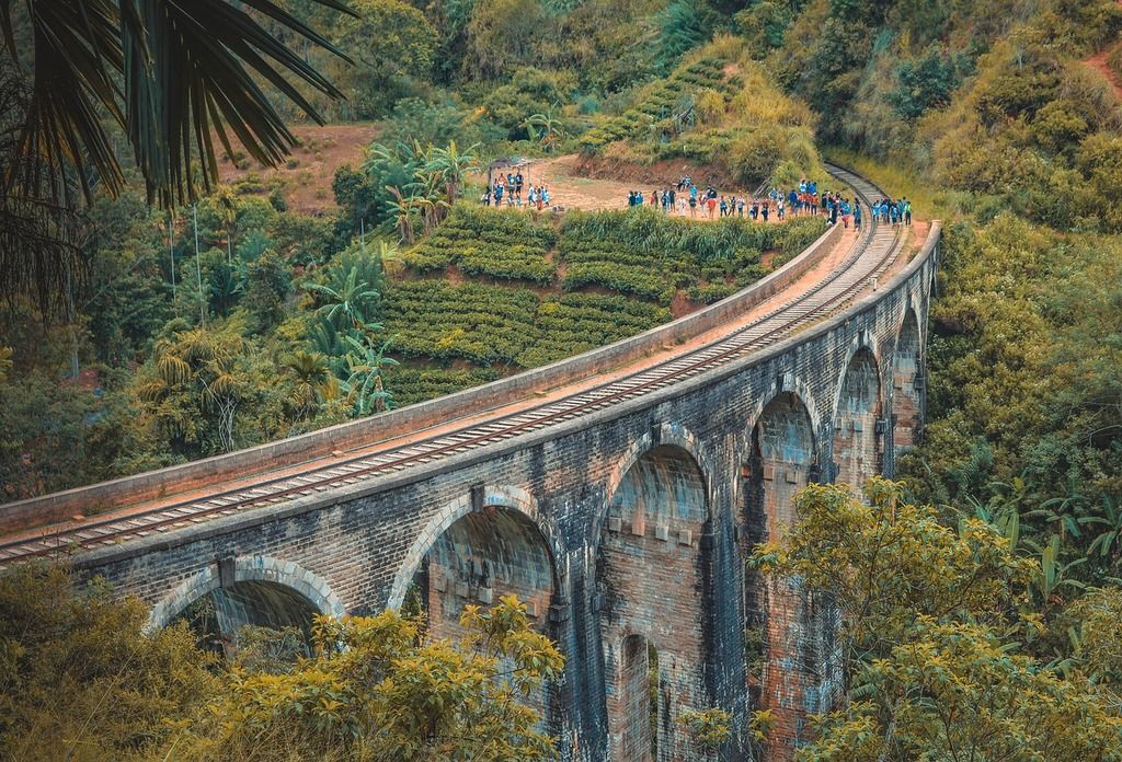 Le pont aux neuf arches à Ella, Sri Lanka, entouré de plantations de thé et de végétation luxuriante