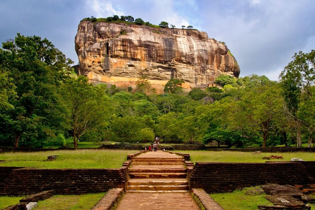 La forteresse de Sigiriya au Sri Lanka, entourée de verdure et accessible par un sentier