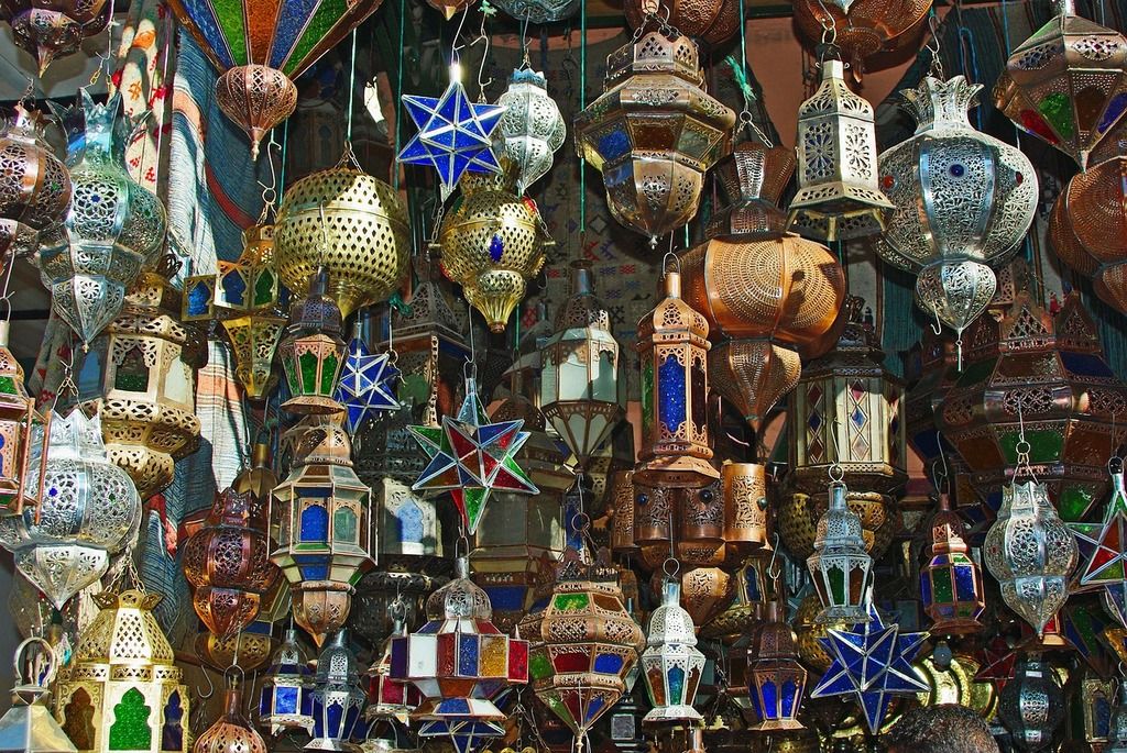 Lanternes artisanales colorées et suspendues dans un souk traditionnel à Marrakech.