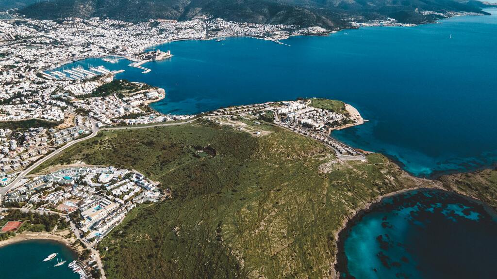 Vue aérienne de Bodrum avec sa côte magnifique et ses eaux cristallines.
