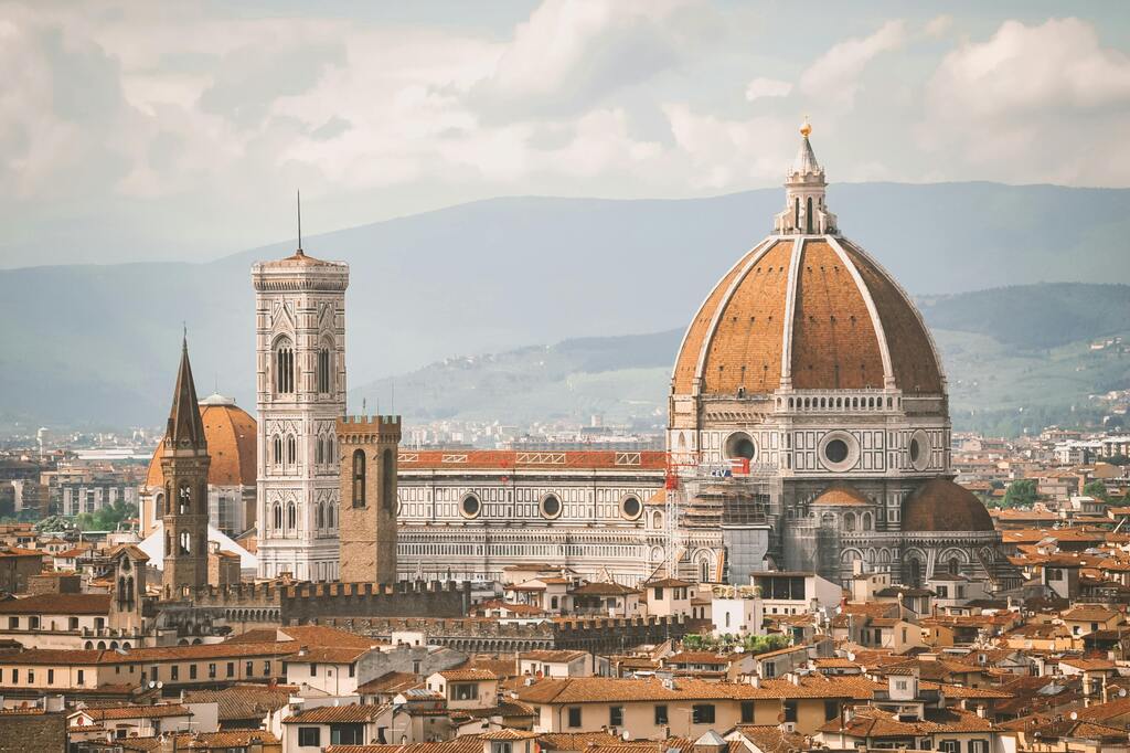 Vue de la cathédrale Santa Maria del Fiore à Florence, avec son célèbre dôme conçu par Brunelleschi