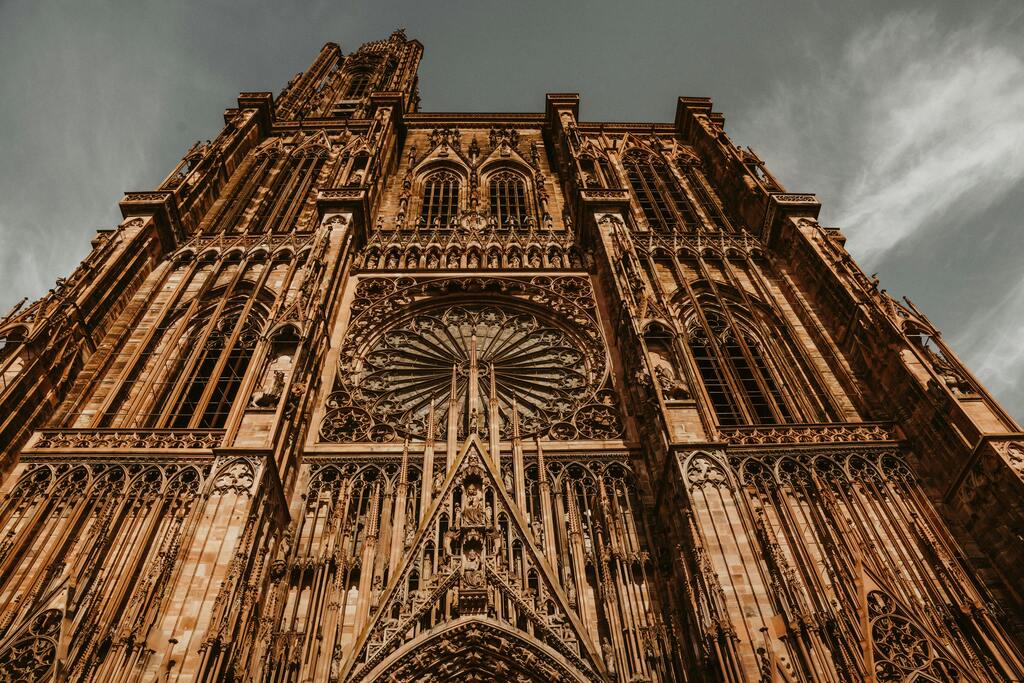 Vue de la majestueuse cathédrale de Strasbourg, mettant en valeur ses détails architecturaux gothiques.