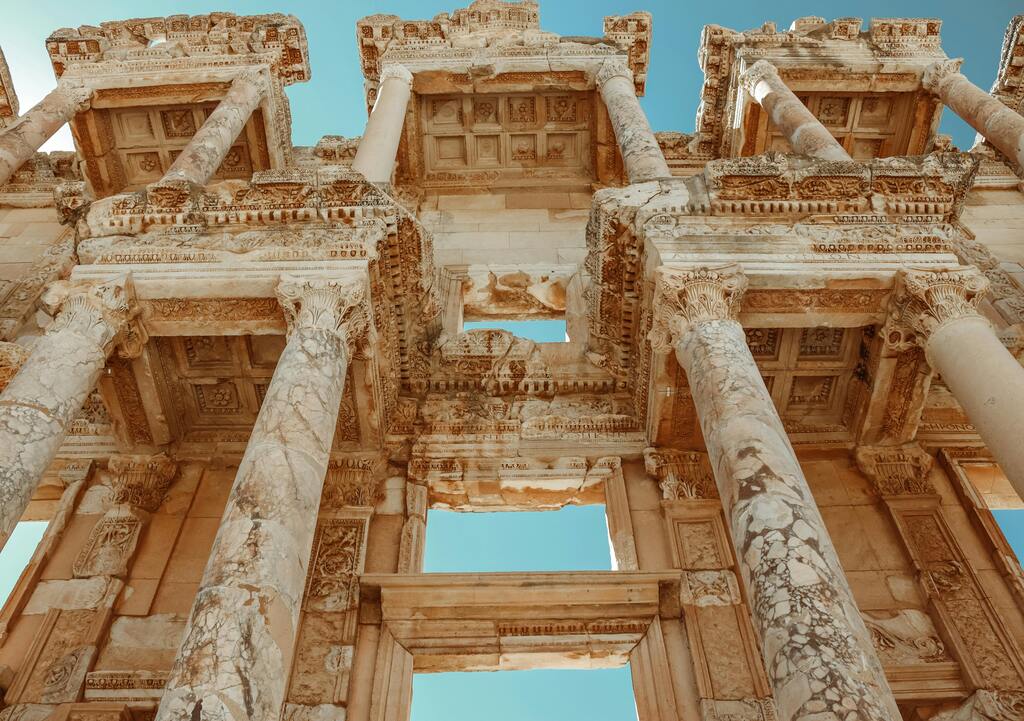 Ruines majestueuses de la bibliothèque de Celsus à Éphèse, un site historique célèbre en Turquie.
