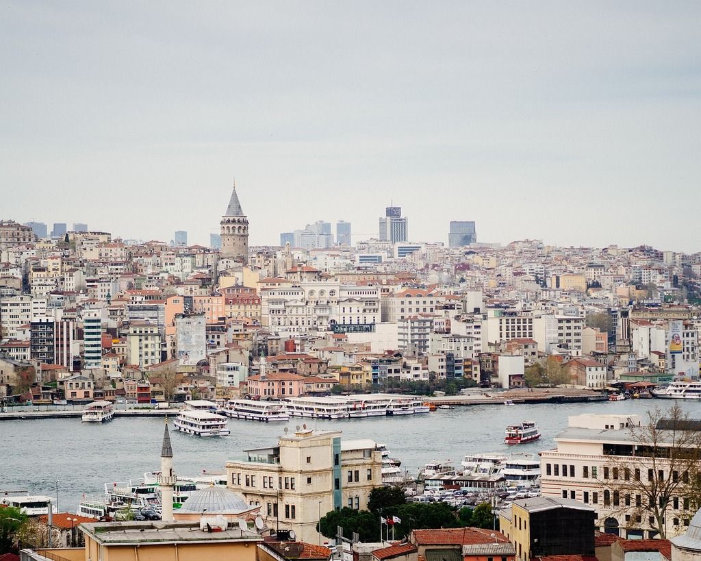 Vue panoramique sur Istanbul avec la tour de Galata au centre et le Bosphore au premier plan.