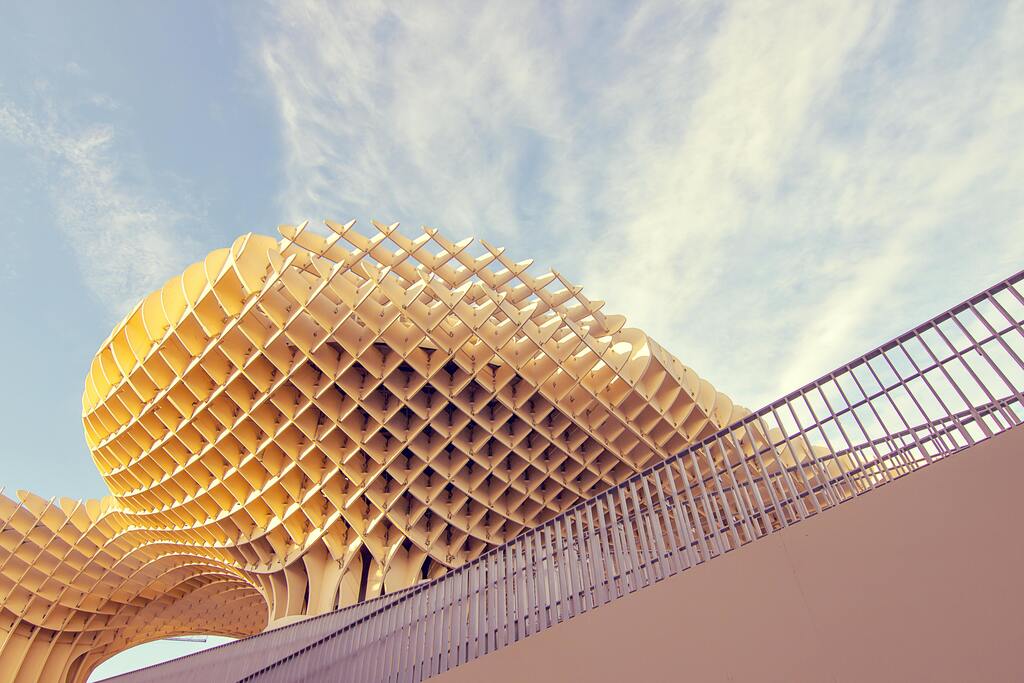 Metropol Parasol à Séville: structure moderne en bois offrant un contraste avec le ciel bleu.