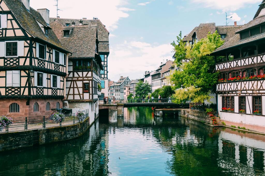 Charmante scène des maisons à colombages au bord du canal dans le quartier de la Petite France, Strasbourg.