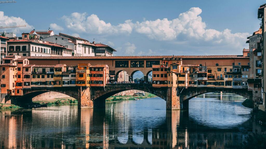 Le Ponte Vecchio à Florence, un pont médiéval emblématique avec des boutiques artisanales