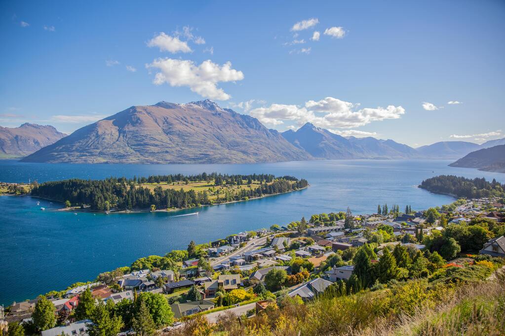 Paysage de Queenstown en Nouvelle-Zélande, avec le lac Wakatipu et les montagnes en arrière-plan.