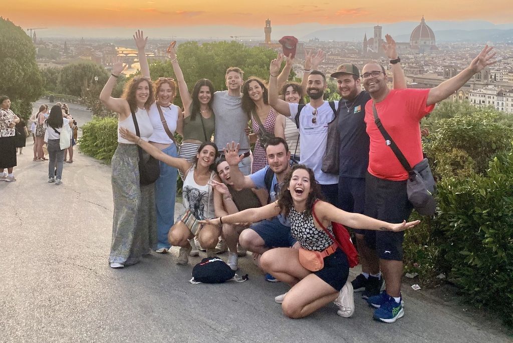 Voyage de groupe WeRoad à Florence, photo de groupe au coucher du soleil avec une vue sur la ville en arrière-plan