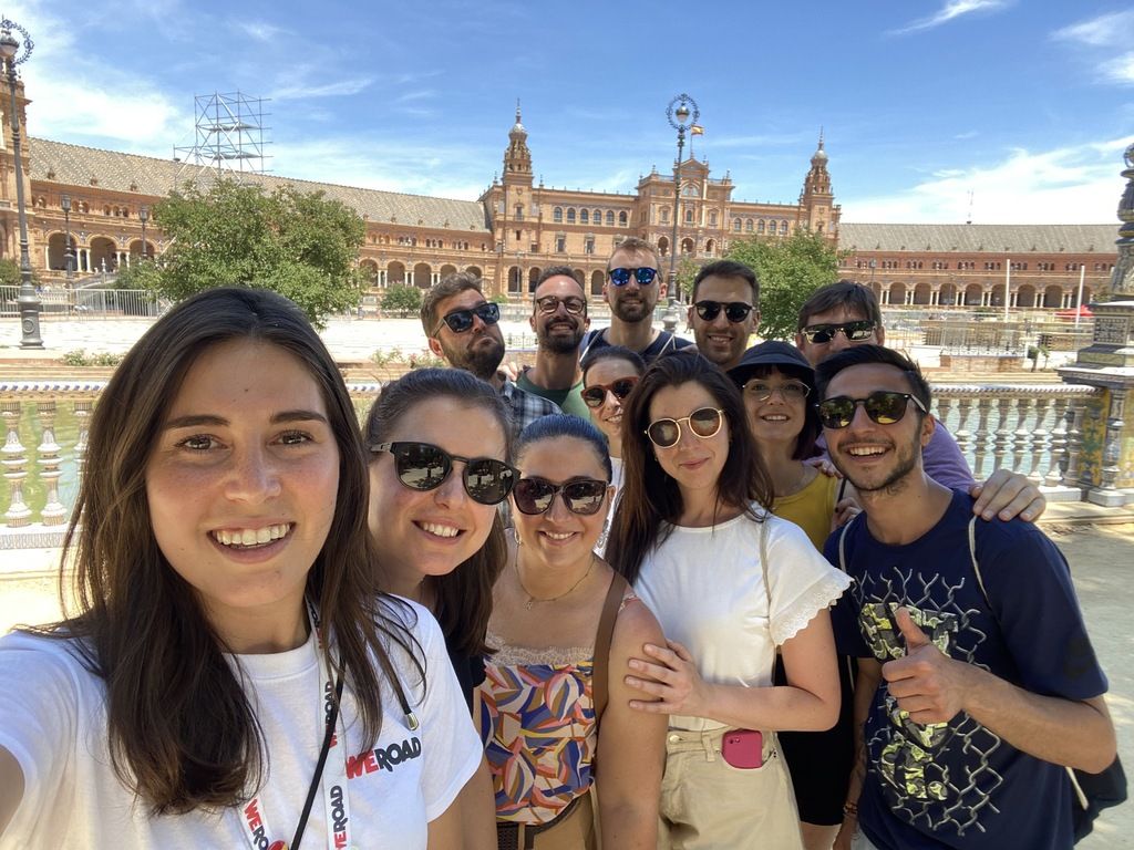 Groupe souriant devant la Plaza de España pendant un voyage organisé WeRoad à Séville.