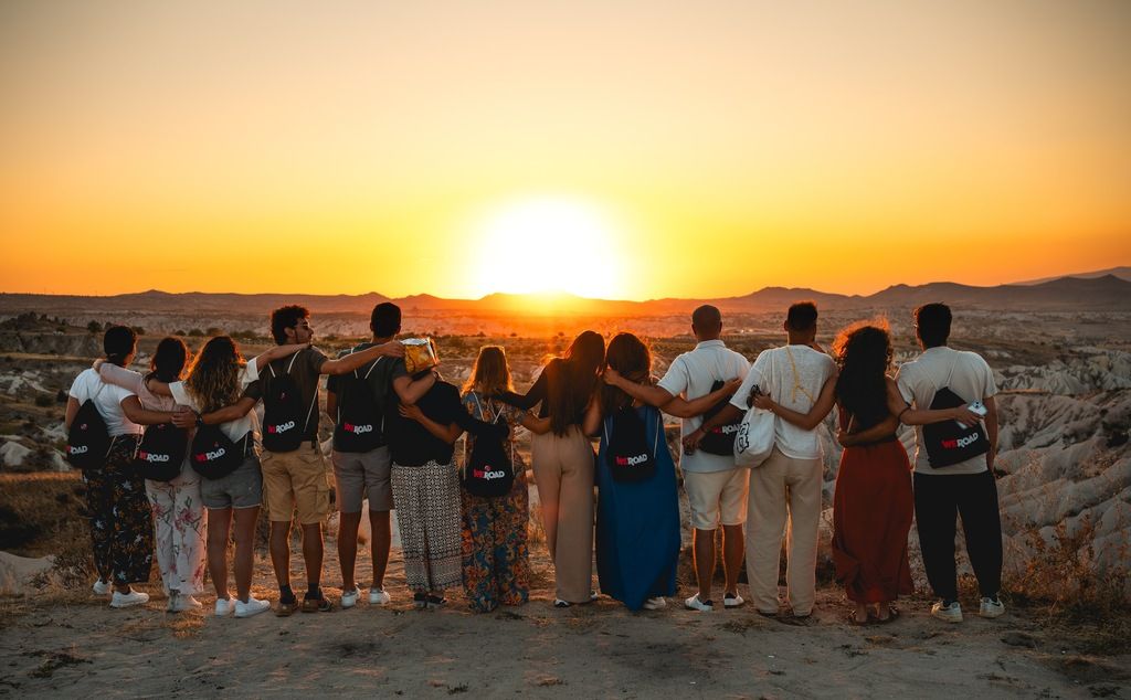 Groupe Weroad observant un coucher de soleil spectaculaire en Turquie, dans une ambiance conviviale.