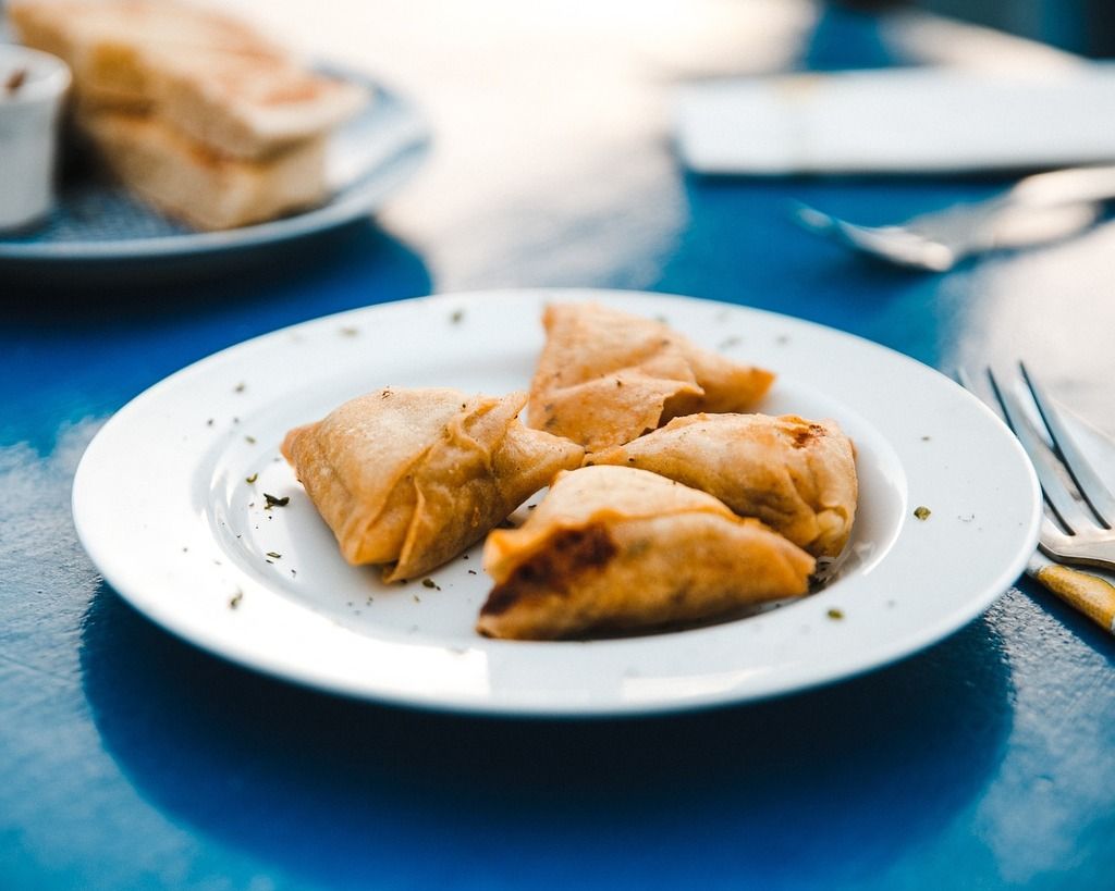 Briouates marocaines, de délicieux triangles de pâte feuilletée frits, farcis de viande ou de fromage.
