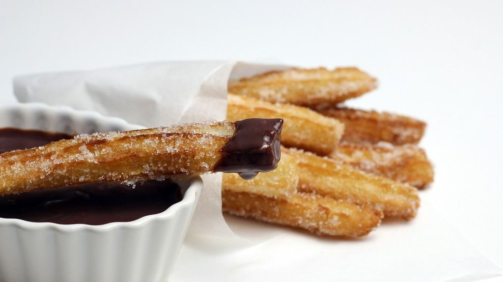 Churros espagnols croustillants trempés dans une sauce au chocolat riche.