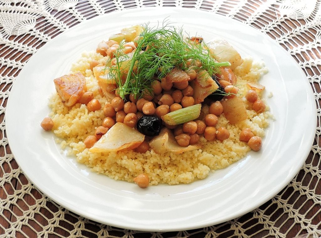 Couscous aux pois chiches et légumes, un plat nord-africain classique avec de la semoule moelleuse et des pois chiches épicés.
