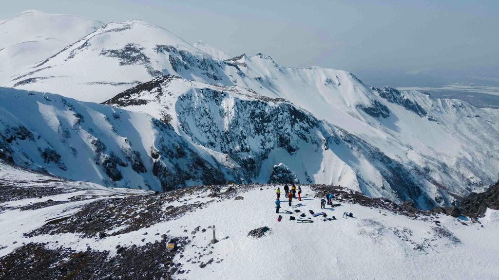 Exploration de paysages enneigés sur les montagnes volcaniques d'Hokkaido.