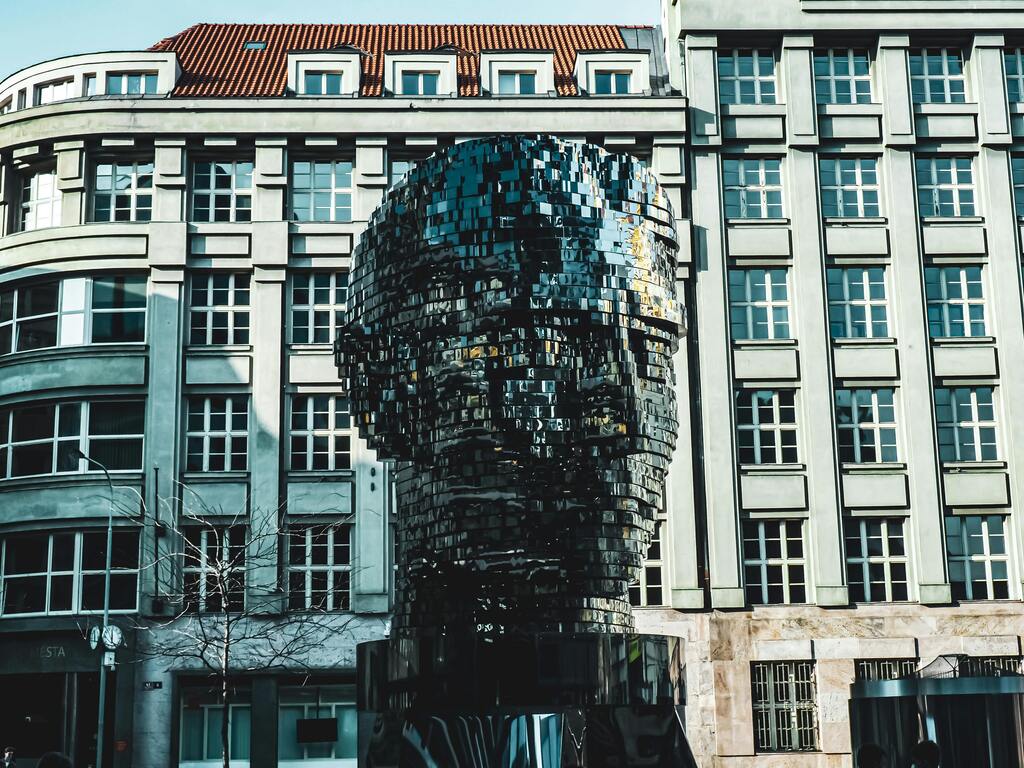 Sculpture rotative de la tête de Franz Kafka à Prague, une œuvre d’art moderne impressionnante.