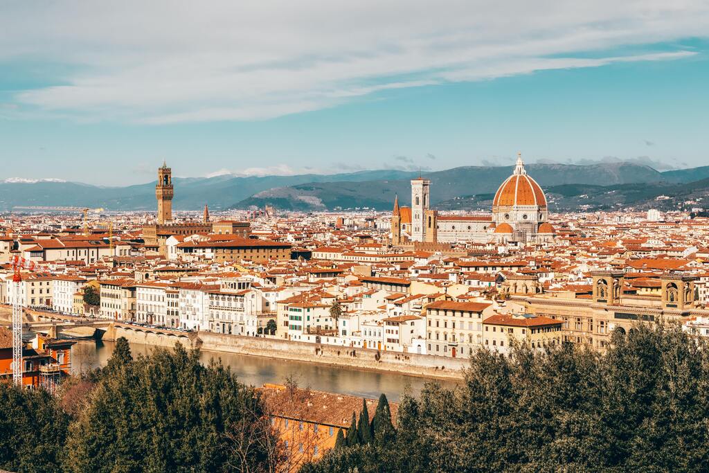 Panorama de Florence vu depuis la Piazzale Michelangelo, avec le dôme de la cathédrale et l'Arno