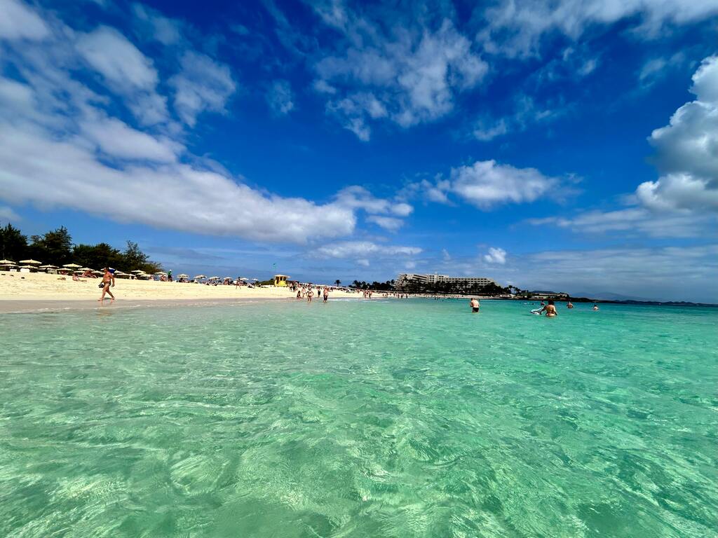 Plage avec eau turquoise et ciel bleu à Fuerteventura